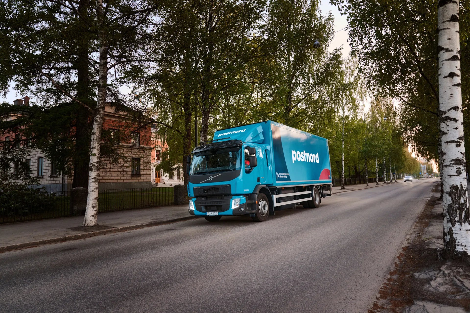 PostNord lastbil som levererar nikotinfritt snus från Snusparty i Sverige
