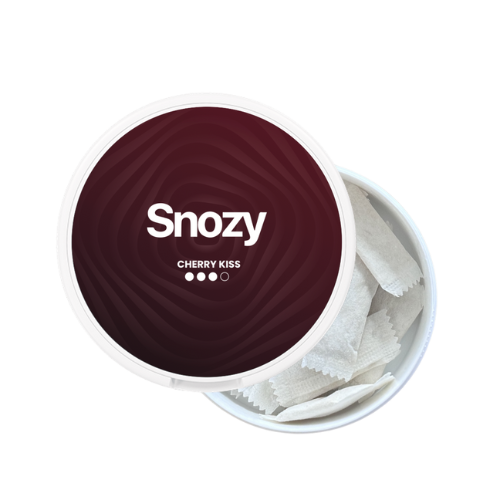 Öppnad dosa Snozy Cherry Kiss – nikotinfritt snus med körsbärssmak
